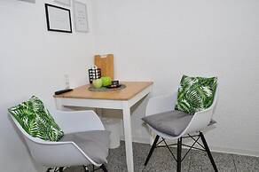 N37-modern eingerichtete Zimmer