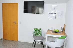 N37-modern eingerichtete Zimmer