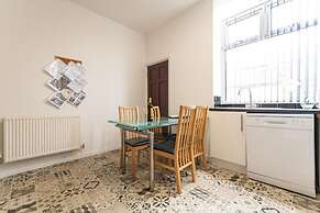 Comfortable 2BR House in Bolton Sleeps 4
