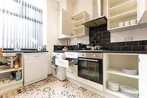Comfortable 2BR House in Bolton Sleeps 4