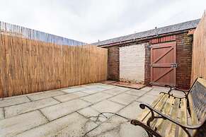 Comfortable 2BR House in Bolton Sleeps 4