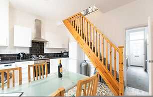 Comfortable 2BR House in Bolton Sleeps 4