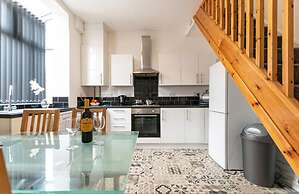 Comfortable 2BR House in Bolton Sleeps 4
