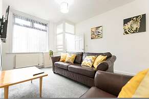 Comfortable 2BR House in Bolton Sleeps 4