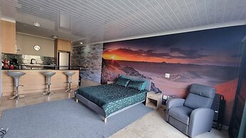Waterfront Deco Apartment 2 Sleeper Lake Views