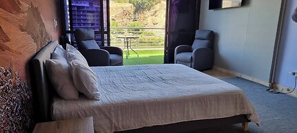 Waterfront Deco Apartment 2 Sleeper Lake Views