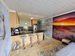 Waterfront Deco Apartment 2 Sleeper Lake Views