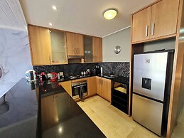 Waterfront Deco Apartment 2 Sleeper Lake Views