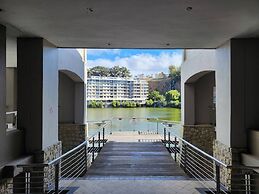 Waterfront Deco Apartment 2 Sleeper Lake Views