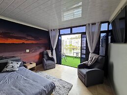 Waterfront Deco Apartment 2 Sleeper Lake Views