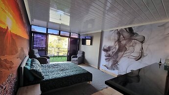 Waterfront Deco Apartment 2 Sleeper Lake Views