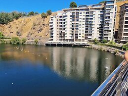 Waterfront Deco Apartment 2 Sleeper Lake Views