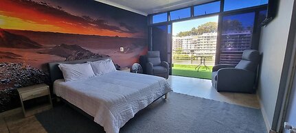 Waterfront Deco Apartment 2 Sleeper Lake Views