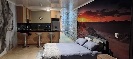 Waterfront Deco Apartment 2 Sleeper Lake Views
