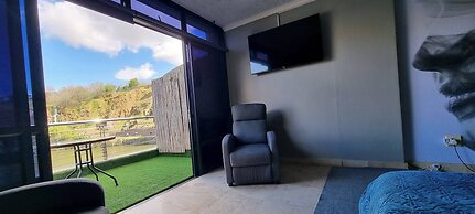 Waterfront Deco Apartment 2 Sleeper Lake Views