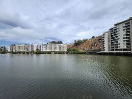 Modern Sleeps 2 Apartment Waterfall Views
