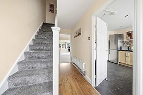 Charming House With Garden in Aylesbury