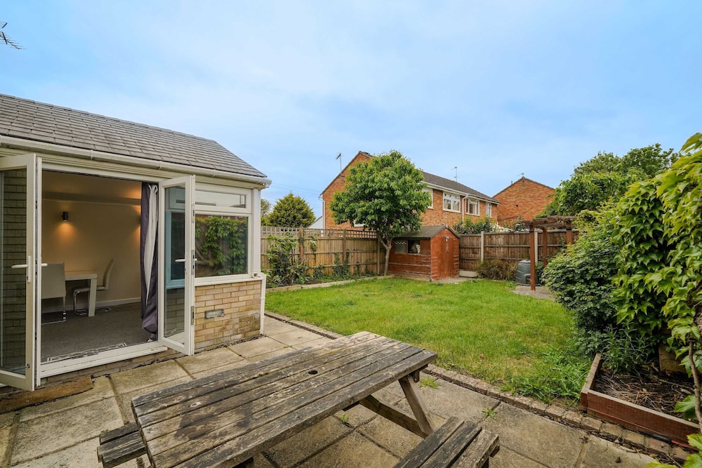 Charming House With Garden in Aylesbury