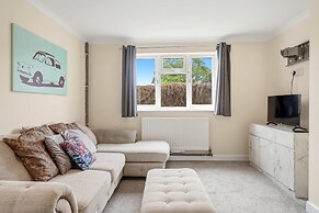 Charming House With Garden in Aylesbury