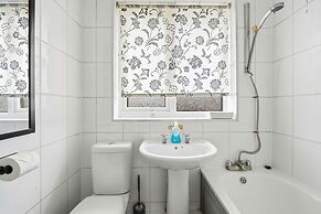 Charming House With Garden in Aylesbury