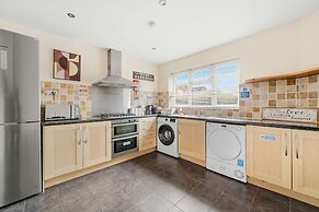 Charming House With Garden in Aylesbury