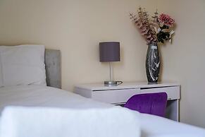 Charming House With Garden in Aylesbury
