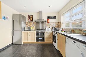Charming House With Garden in Aylesbury