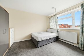 Charming House With Garden in Aylesbury