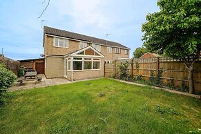 Charming House With Garden in Aylesbury