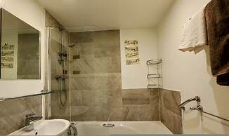 Stylish 2BR Apartment Parking PS5 Wifi