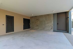 3BR Retreat in Quiet Luxury Area V307
