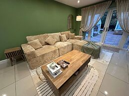 Stylish 2 Bed Flat Parking Sutton Coldfield