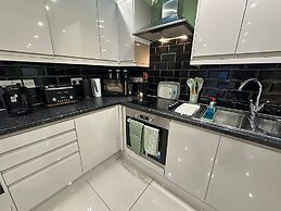Stylish 2 Bed Flat Parking Sutton Coldfield