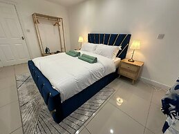 Stylish 2 Bed Flat Parking Sutton Coldfield