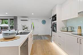 Clifton Beach Family Retreat With Pool