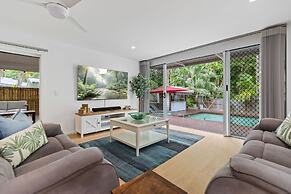 Clifton Beach Family Retreat With Pool