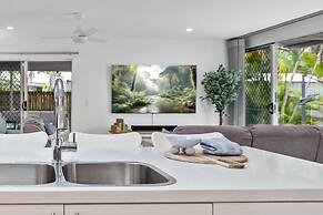 Clifton Beach Family Retreat With Pool