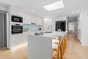 Clifton Beach Family Retreat With Pool