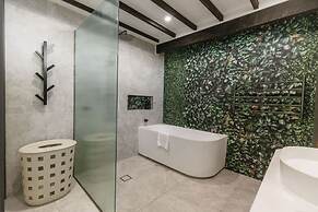 The Treehouse Rainforest Home w Pool