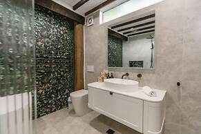 The Treehouse Rainforest Home w Pool