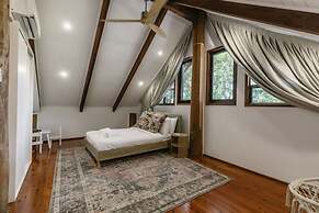The Treehouse Rainforest Home w Pool