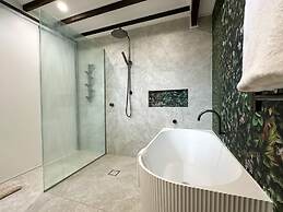 The Treehouse Rainforest Home w Pool