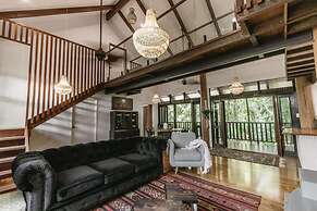 The Treehouse Rainforest Home w Pool
