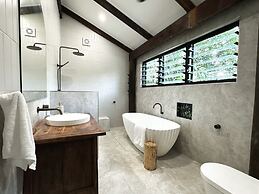 The Treehouse Rainforest Home w Pool