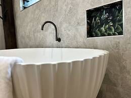 The Treehouse Rainforest Home w Pool