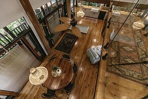 The Treehouse Rainforest Home w Pool