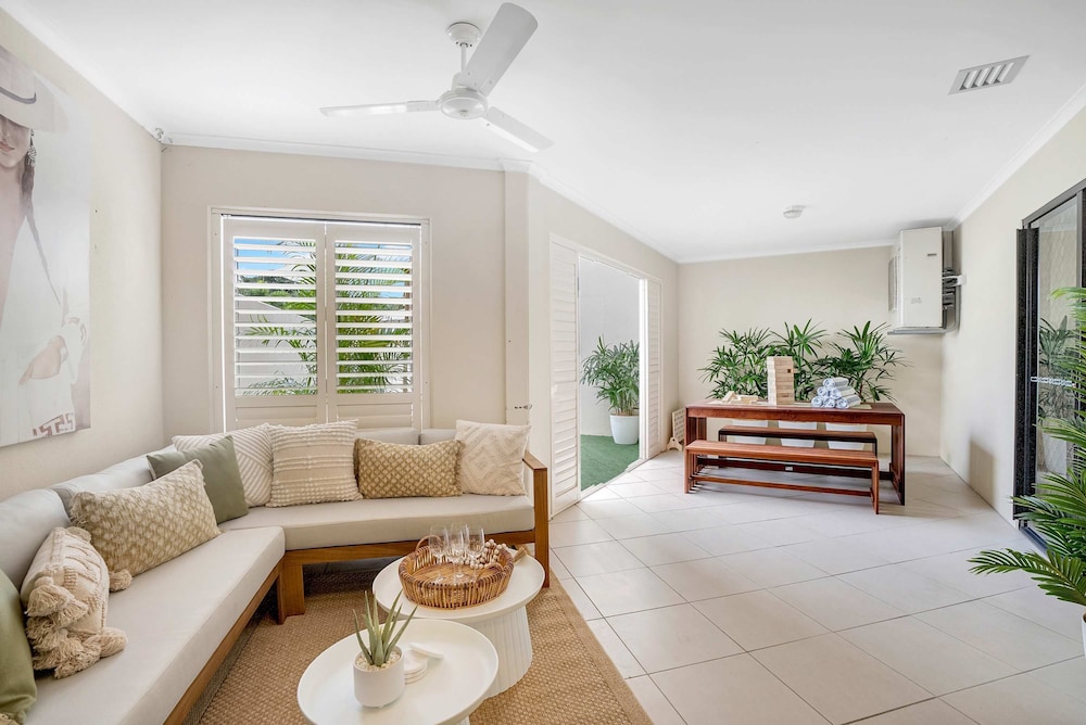 Spacious Retreat With Courtyard Resort Pool
