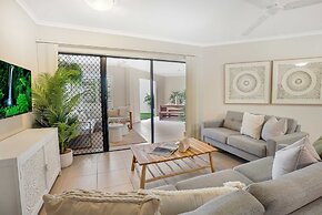 Spacious Retreat With Courtyard Resort Pool
