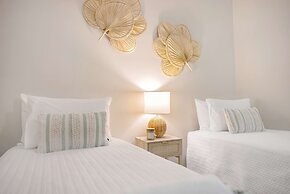 Spacious Retreat With Courtyard Resort Pool