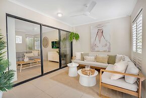 Spacious Retreat With Courtyard Resort Pool
